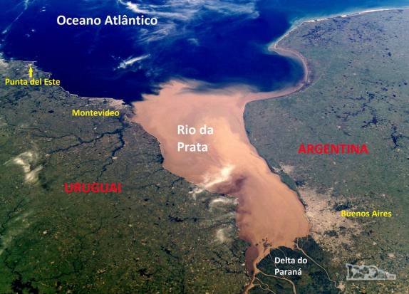 Foto de satélite mostra bem a diferença da cor da água na altura de Buenos Aires (Rio da Prata), Montevideo (transição) e Punta del Este (oceano)